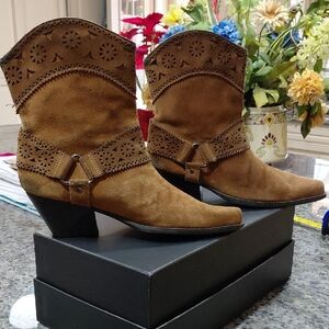 "Me Too" Womans Sz.8.5 "Julia" Western, Cut-Out, Tan Suede Heeled Boot,MSRP:$129